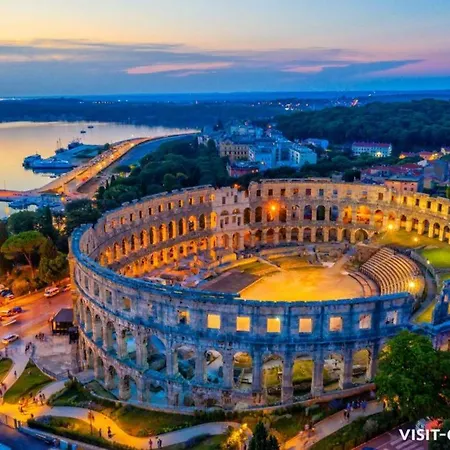 Stunning View With Pool Appartement *