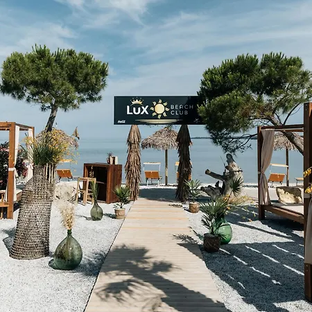 Apartment Stunning View With Pool *